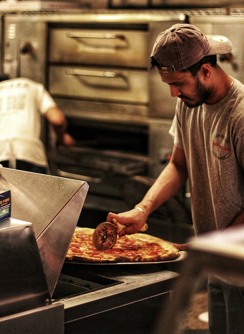 pizza-chef-cutting